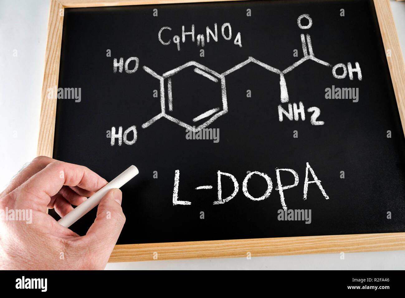 Formule chimique et la nomenclature de L-DOPA à la main avec de la craie sur un tableau noir, conceptual image Banque D'Images