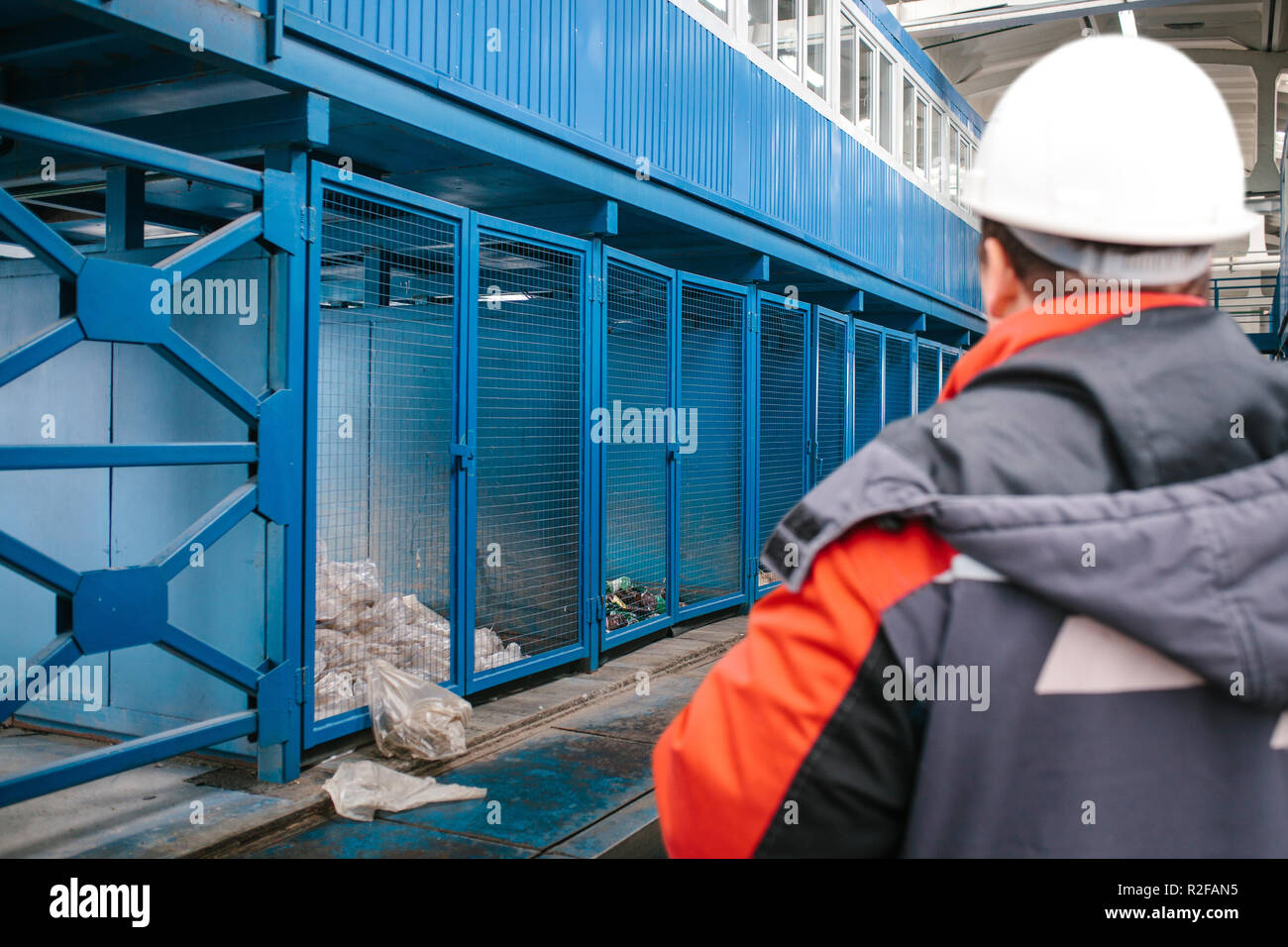 Usine de traitement des déchets. Processus technologique pour l'acceptation, de stockage, de tri et de traitement des déchets pour leur recyclage. Focus sélectif. Le travailleur n'est pas nette ou floue. Banque D'Images