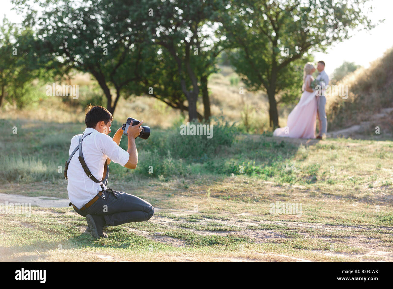 Photographe de mariage prend des photos de jeunes mariés Banque D'Images