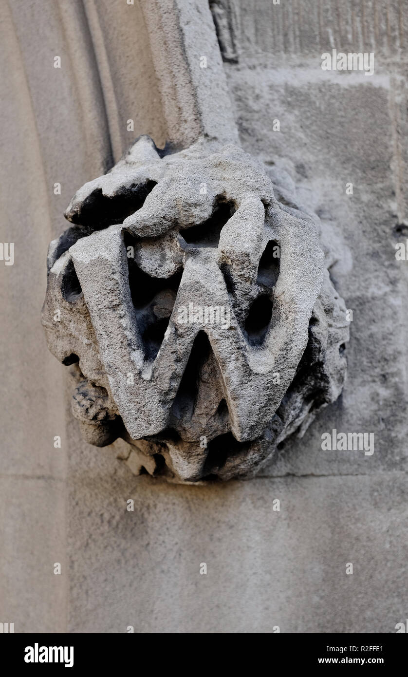 Sculpté en pierre lettre w sur l'ancien bâtiment extérieur, Cambridge, Angleterre Banque D'Images