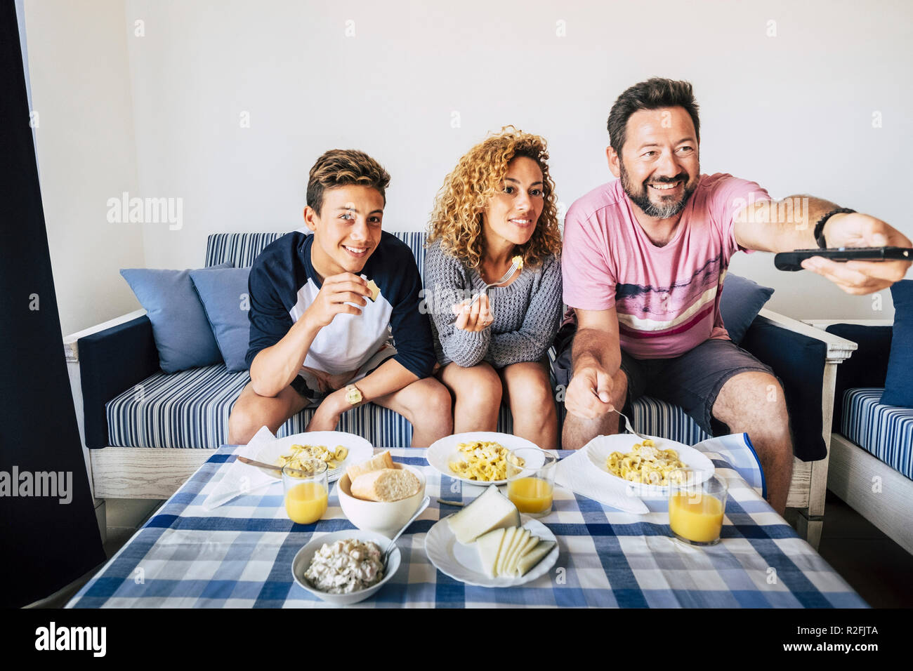 Happy caucasian family mère père fils belle happy happy people de déjeuner ensemble, à la maison de sourire et d'apprécier. accueil intérieur style de concept pour un groupe de personnes avec différents âges à plat Banque D'Images