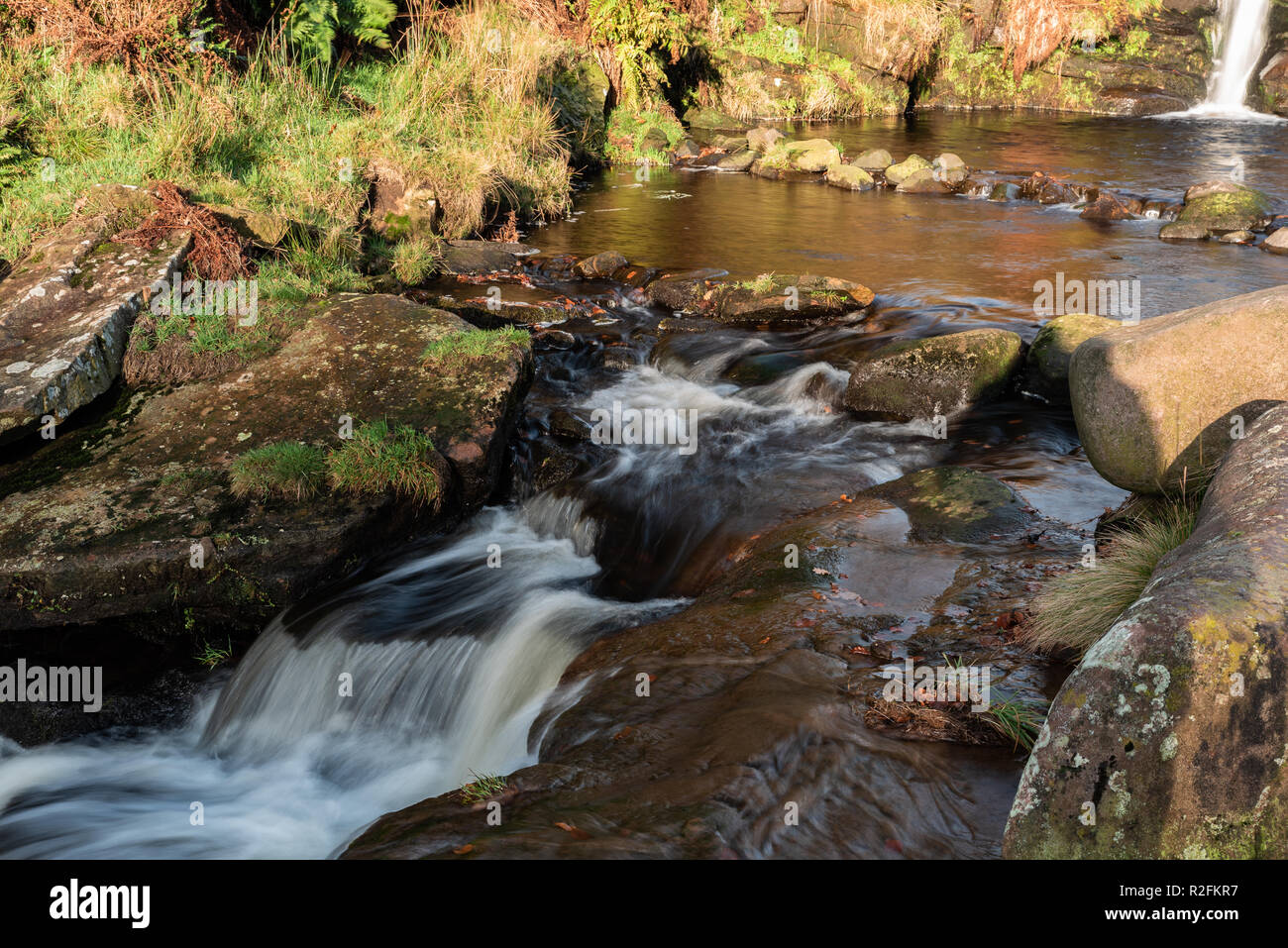 L'eau en cascade à trois Shires Head dans le parc national de Peak District. Banque D'Images