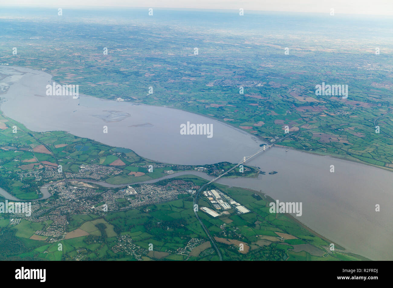 L'estuaire de la Severn et premier Severn Bridge près de Chepstow Gloucestershire Angleterre Banque D'Images