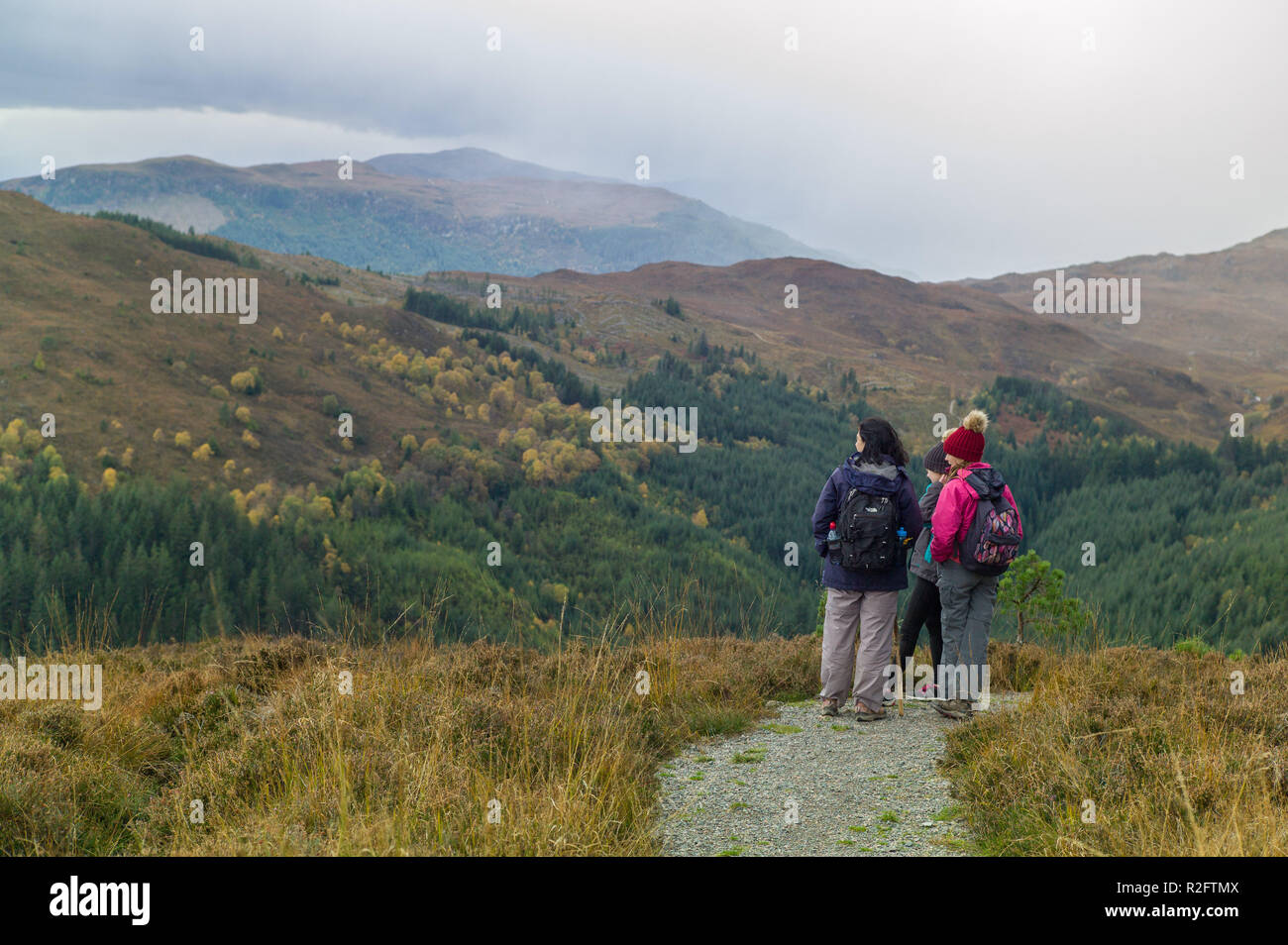 Les promeneurs sur le Great Glen Way Haute Route entre Invermoriston et Drumnadrochit Alltsigh ci-dessus, Highlands, Scotland Banque D'Images