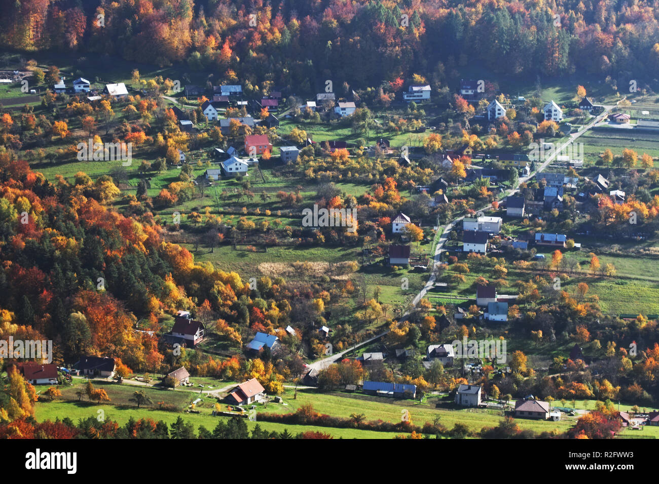 Paysage d'automne avec village de campagne Slovaquie Banque D'Images Paysage d'automne avec village de campagne Slovaquie Banque D'Images