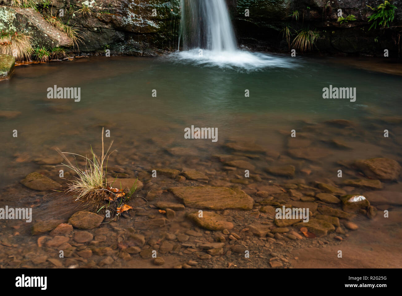 L'eau en cascade à trois Shires Head dans le parc national de Peak District. Banque D'Images