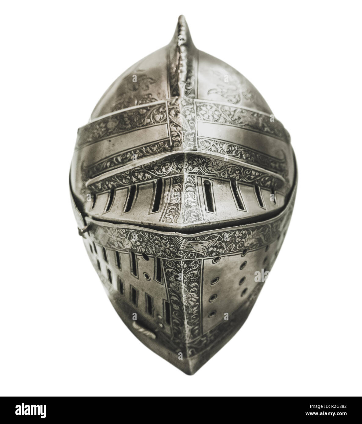 L'armure de chevalier authentique isolés casque avec une faible profondeur de foyer et un fond blanc Banque D'Images