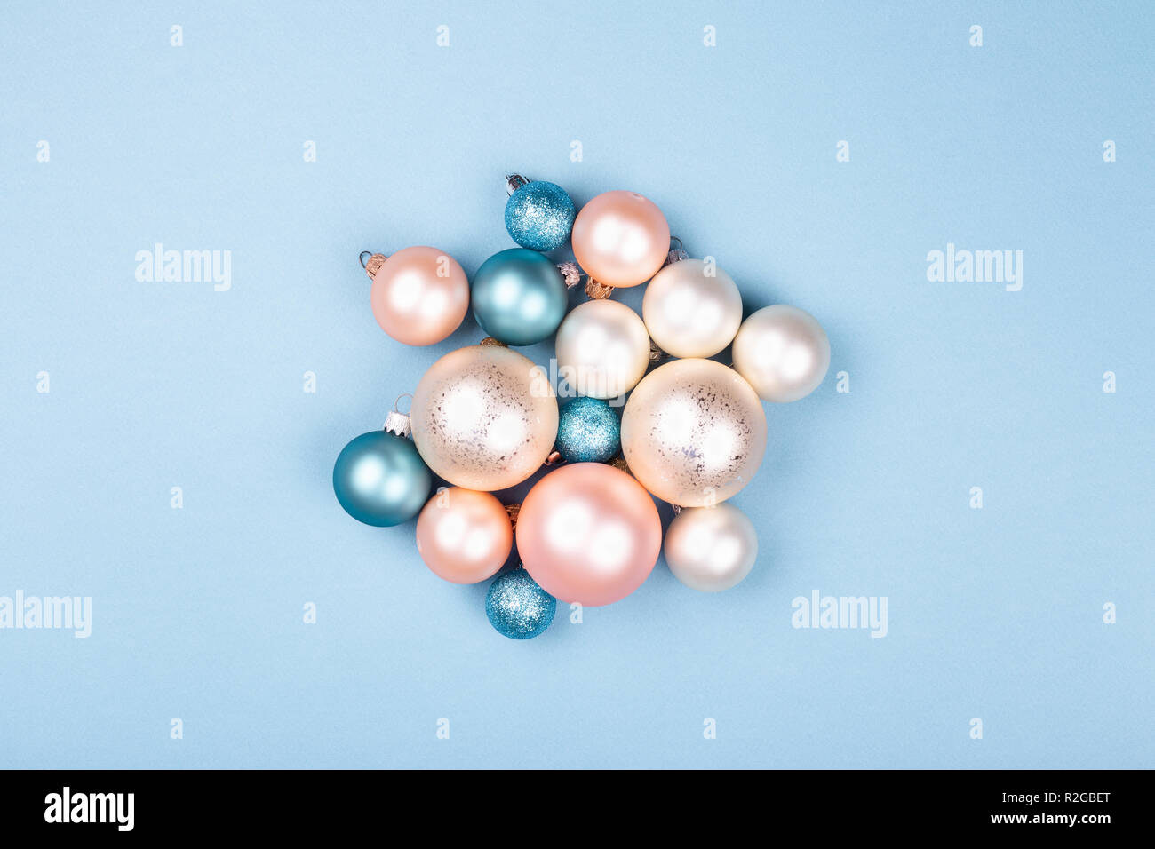 Composition de noël faites de boules de Noël sur fond bleu. Nouveau concept de l'année minimum. Banque D'Images