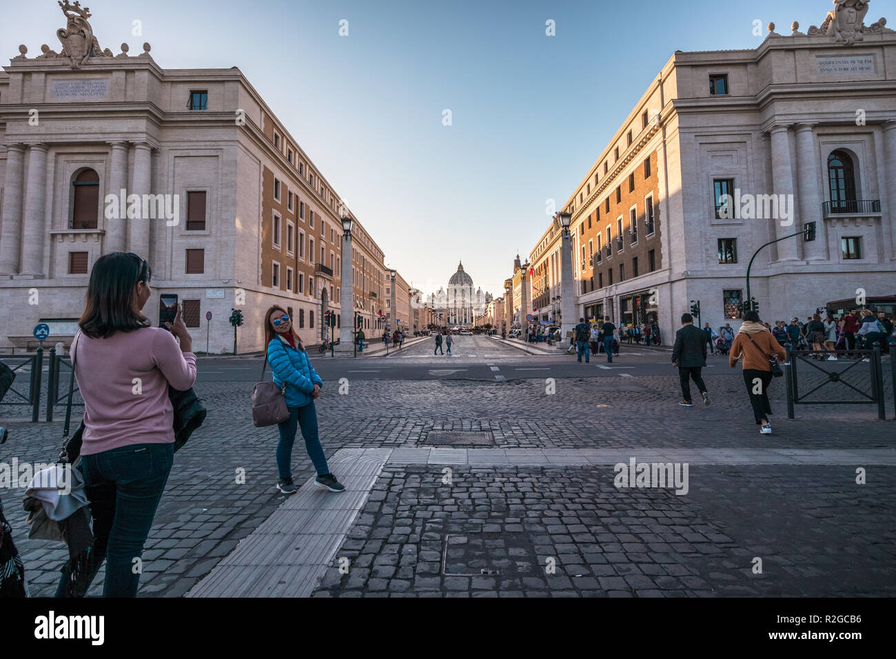 11/09/2018 - Rome, Italie : les touristes de prendre photo de l'ami(e) en face de la Basilique Saint Pierre au Vatican. Via della concilazione Banque D'Images
