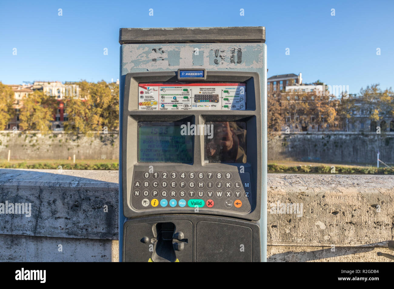 11/09/2018 - Rome, Italie : Le nouveau billet de stationnement payant dans les machines à Rome. Centre de Rome par le Tibre Banque D'Images