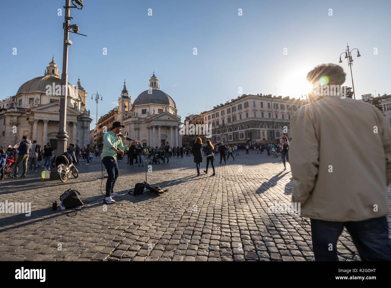 11/09/2018 - Rome, Italie : Dimanche après-midi rue violon musicien playin au coucher du soleil sur la Piazza del popolo plein de touristes en marche Banque D'Images