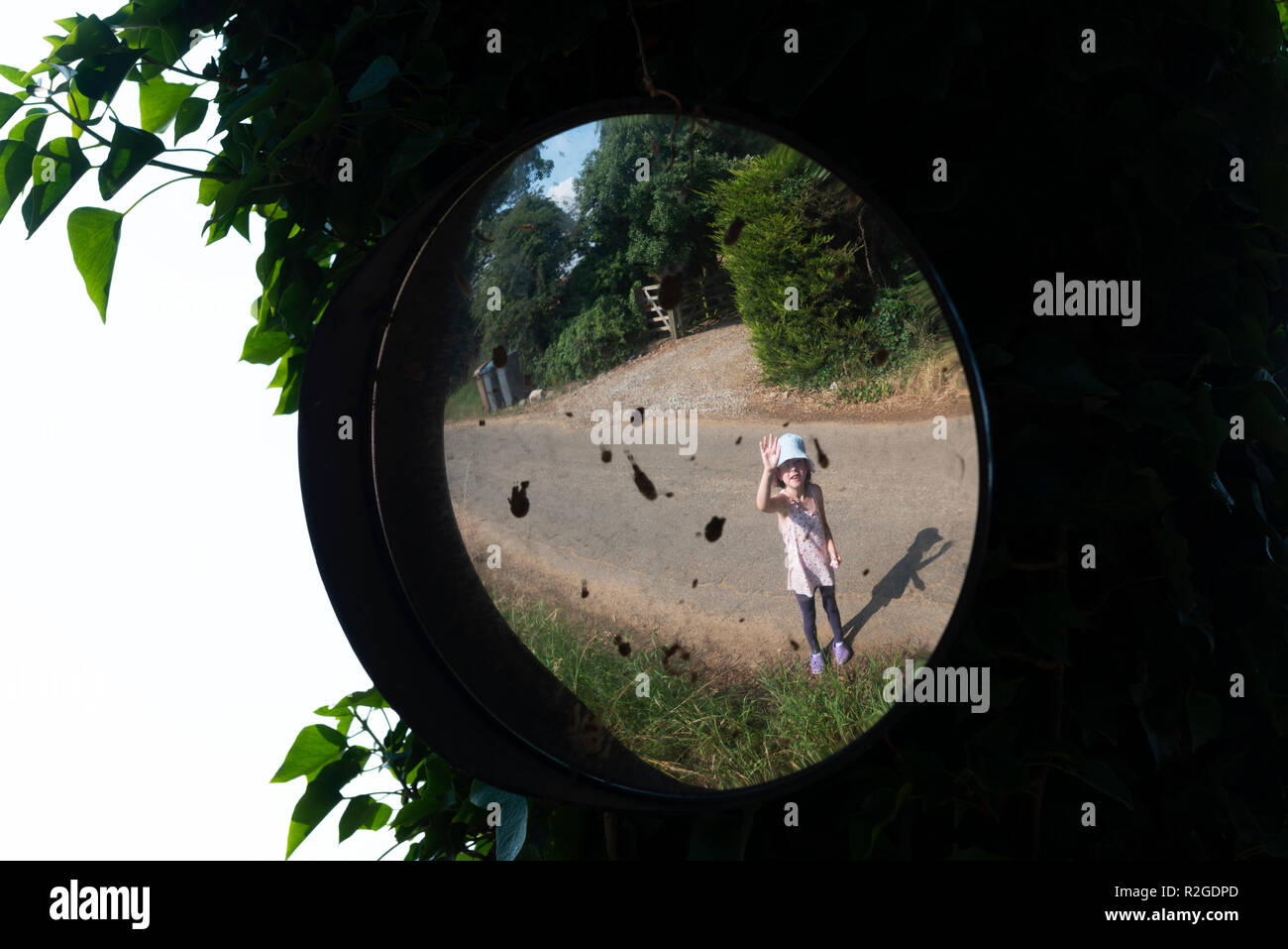 Miroir de la route pour aider les conducteurs de voir la circulation en sens inverse Banque D'Images