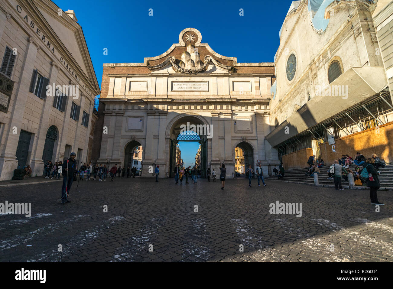 11/09/2018 - Rome, Italie : Dimanche après-midi la Porta del popolo, Piazzale Flaminio et Caserma Giacomo Acqua, vu de la Piazza del popolo. Beaucoup de toursit Banque D'Images