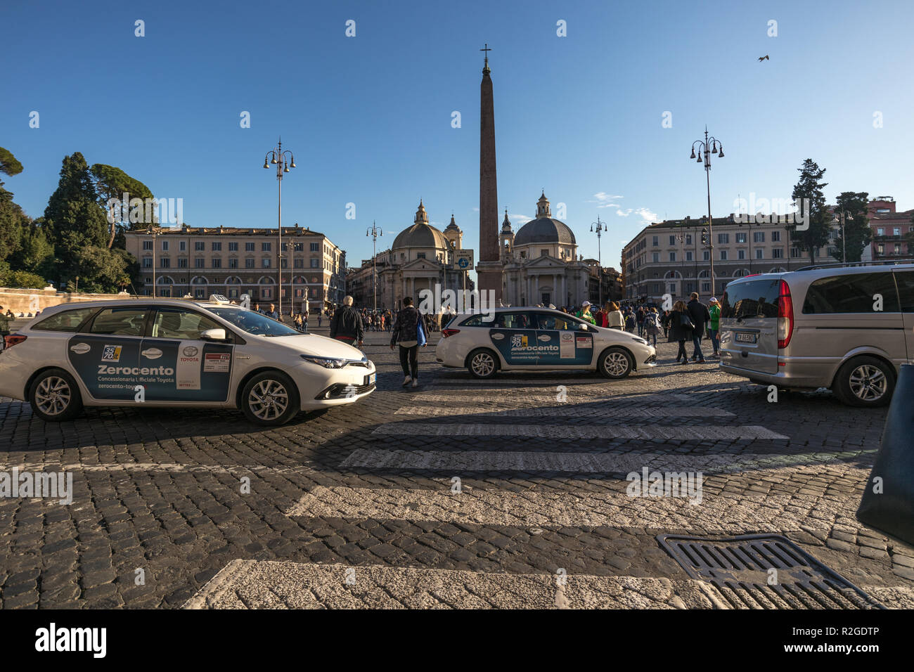 11/09/2018 - Rome, Italie : Dimanche après-midi, les voitures de taxi en passant par la Piazza del Popolo, avec un bon nombre de touristes en visite à Rome. Banque D'Images