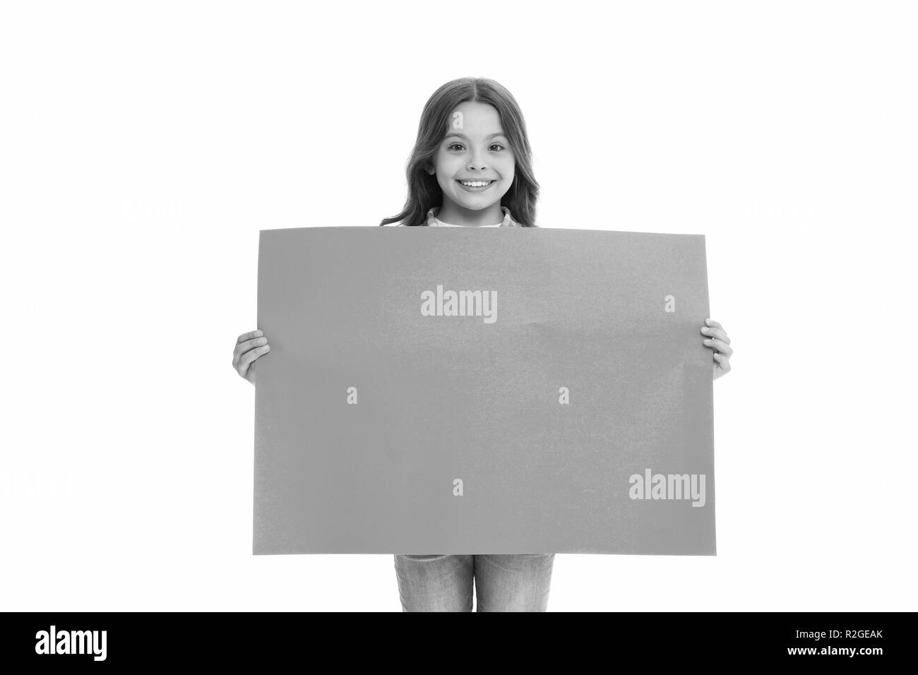 Heureux l'enfant bleu avec carte promo isolé sur blanc. place pour votre annonce ou annonce. Fille avec sourire poster vides en vue de la vente. Beauté souriante. Mignon et adorable. La publicité de votre produit, l'espace de copie. Banque D'Images