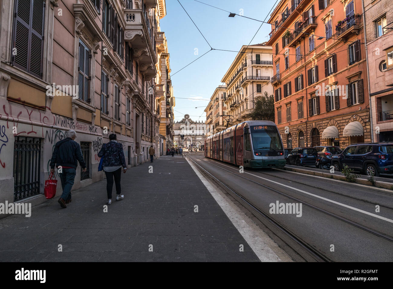 11/09/2018 - Rome, Italie : Dimanche après-midi dans le centre-ville, route de transport avec ATAC menant à Piazzale Flaminio et Piazza del Popolo. Peopl Banque D'Images