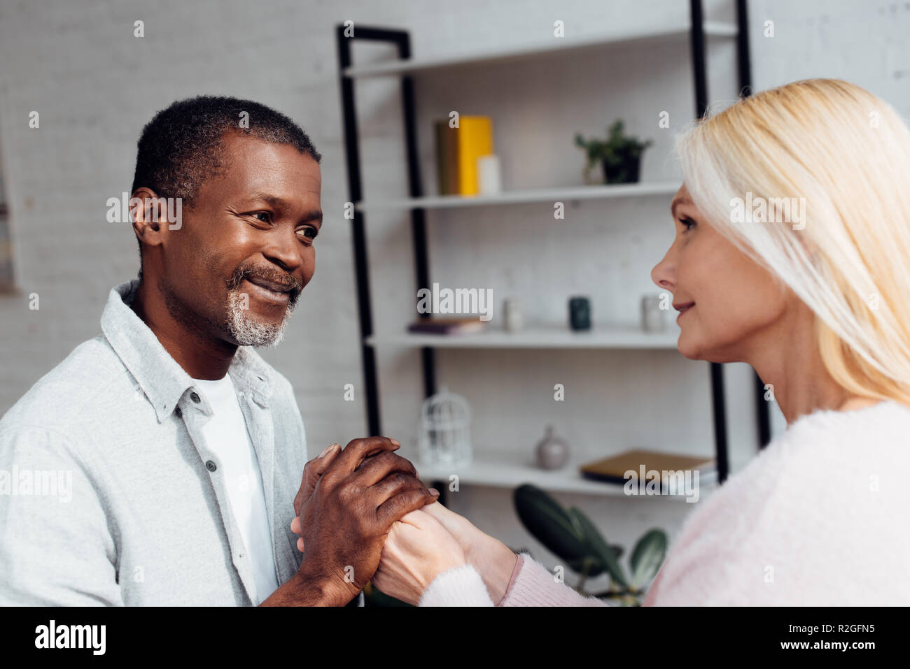 Femme mature et african american man holding hands together Banque D'Images