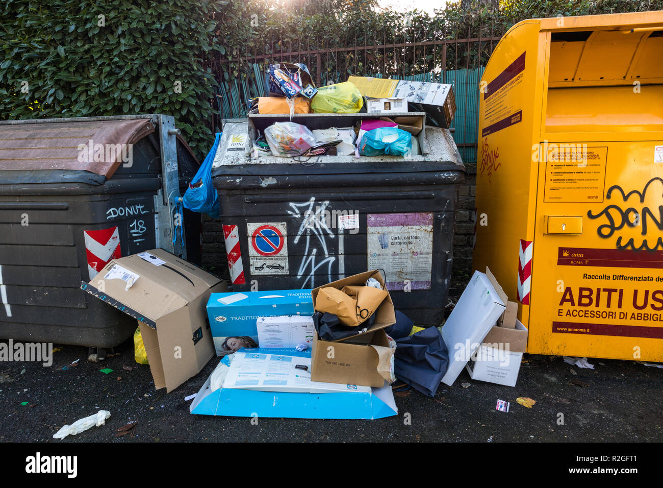 Trahs de débordement des poubelles dans les rues de Rome, Italie Banque D'Images