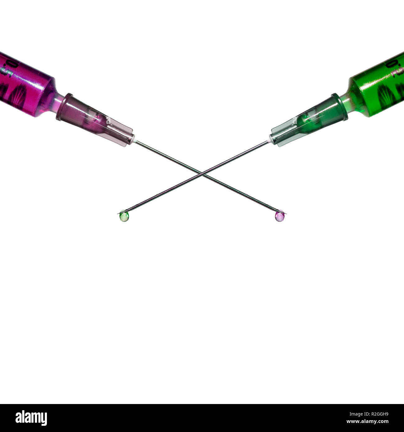 Les seringues hypodermiques remplies de liquides colorés traversant les aiguilles. Comme la vaccination ou concept Anti-Vaccination Banque D'Images