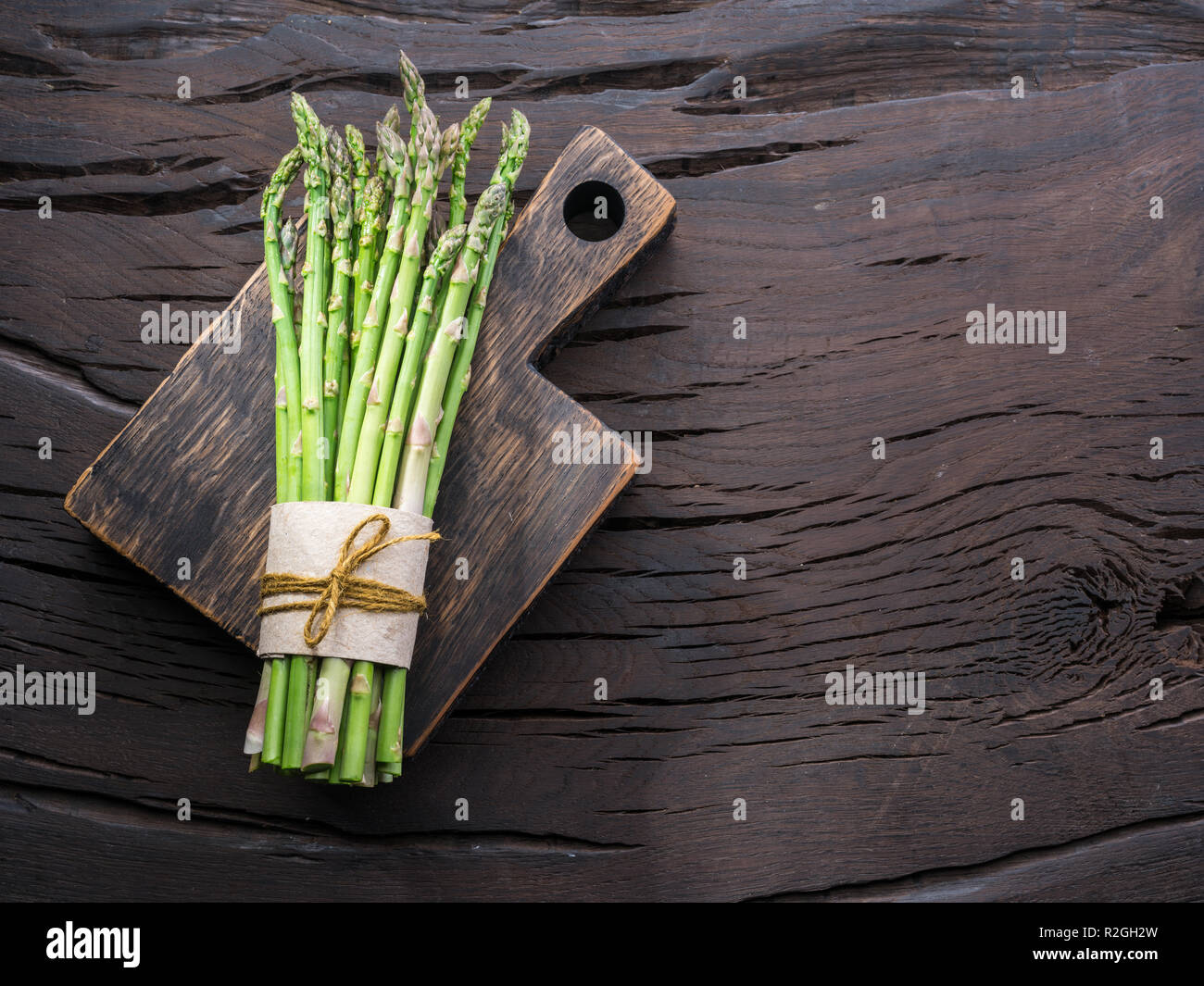 Les jeunes pousses d'asperges vertes sur table en bois. Vue d'en haut. Banque D'Images