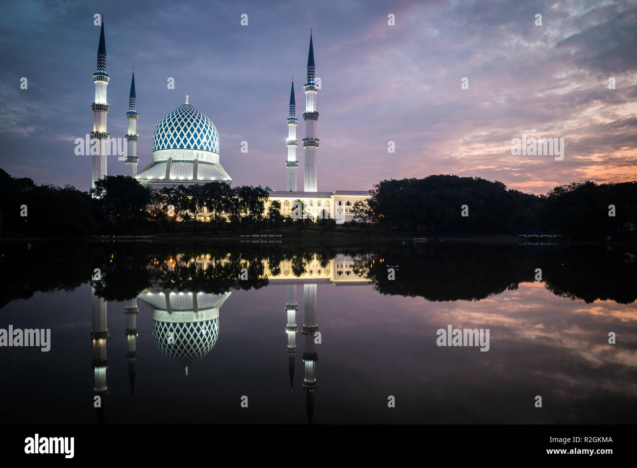 Mosquée bleue avec réflexion le matin Banque D'Images