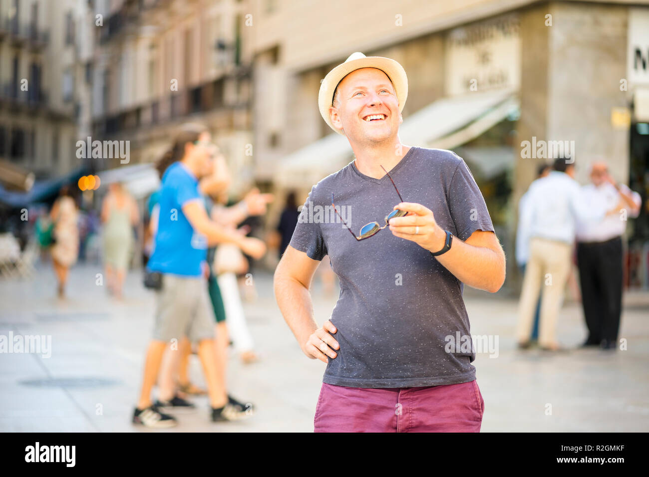 L'homme avec des lunettes de soleil dans sa main visites la ville européenne Banque D'Images