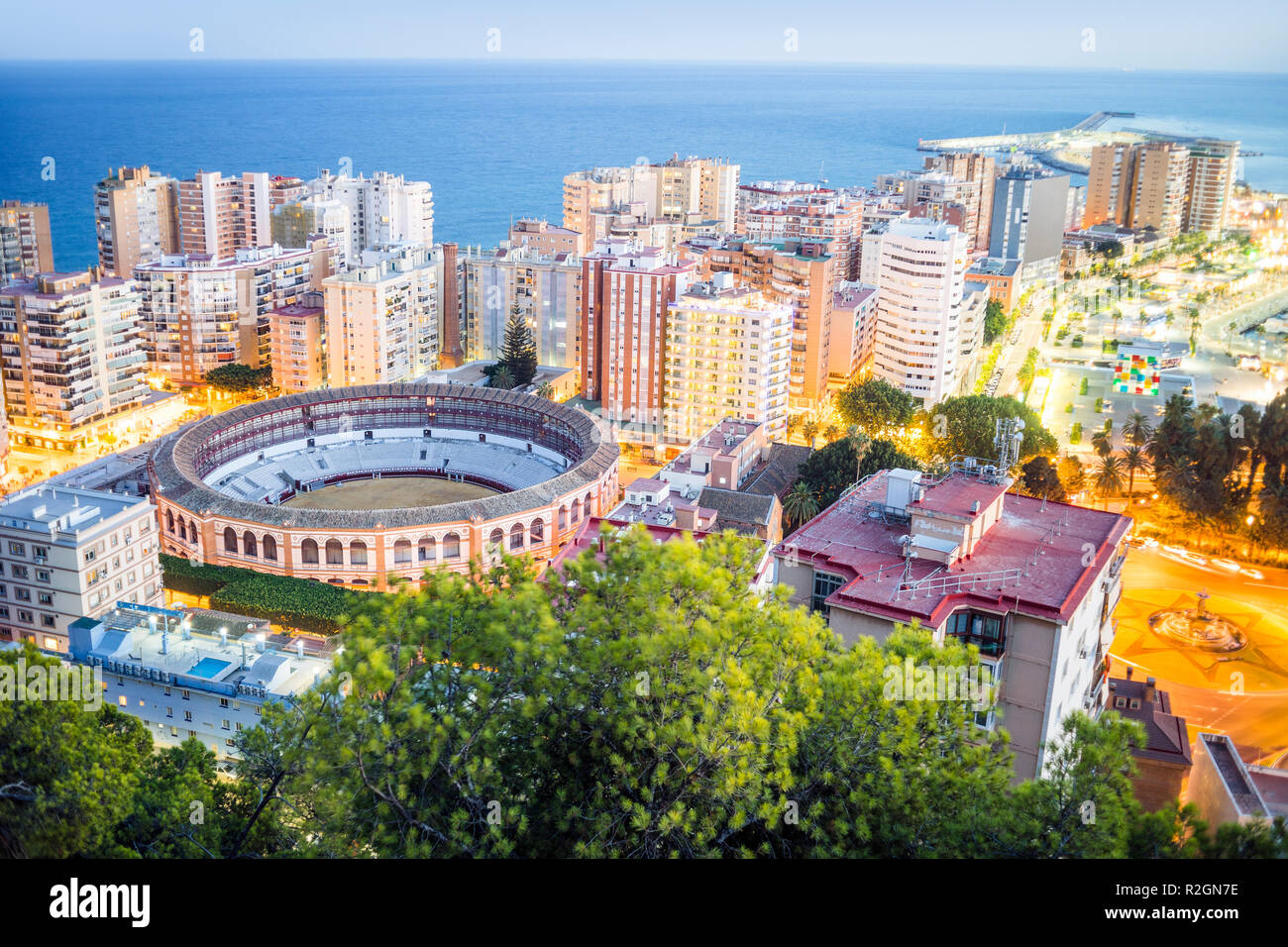 Arènes de Malaga entouré d'immeubles d'habitation à côté de la mer, Malaga, Espagne Banque D'Images