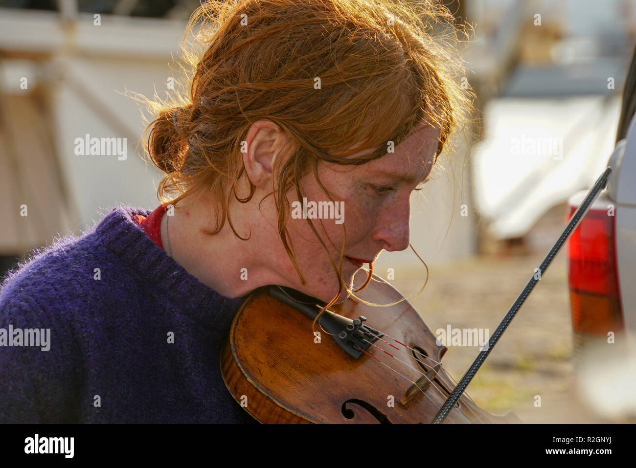 Portrait de femme aux cheveux gingembre violoniste Banque D'Images