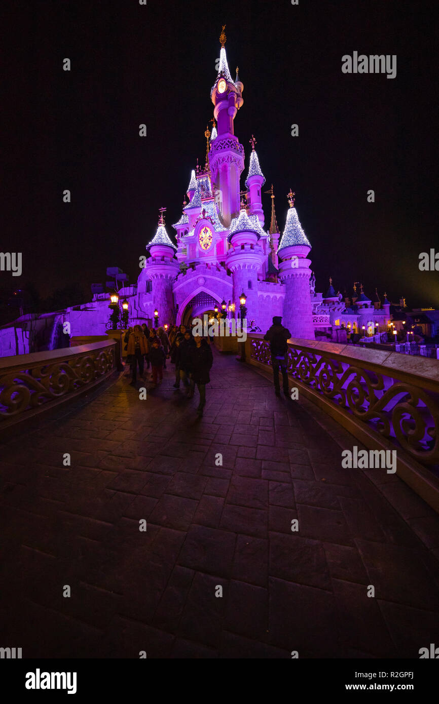 Disneyland Paris, France, Novembre 2018 : du Château de La Belle au bois dormant dans la nuit. Banque D'Images