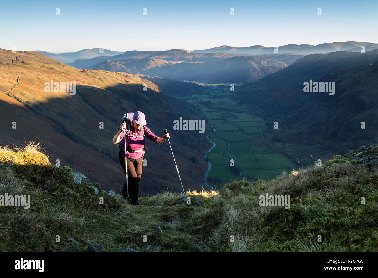 Walker sur la montagne de base marron avec la vallée de Seathwaite ci-dessous, Lake District, Cumbria, Royaume-Uni Banque D'Images