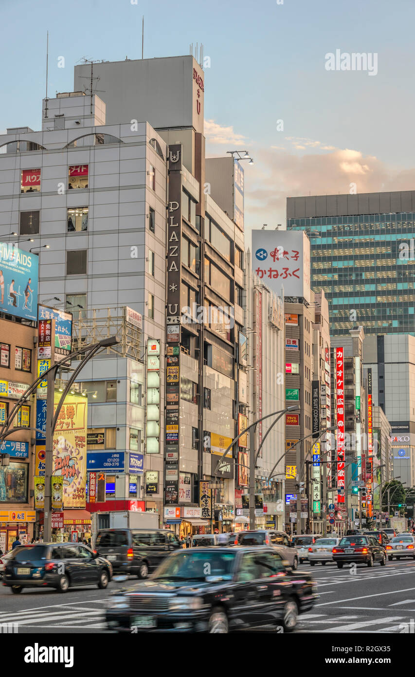 Paysage urbain au quartier des affaires d'Ueno à Dawn, Tokyo, Japon Banque D'Images