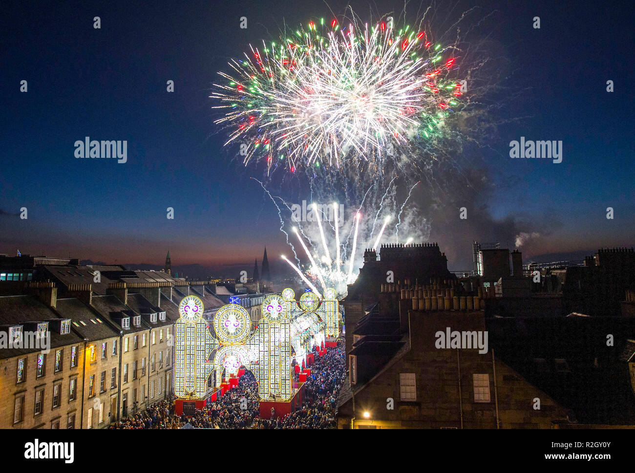 Le début officiel de la Noël, la lumière nuit, George Street, Édimbourg. Banque D'Images