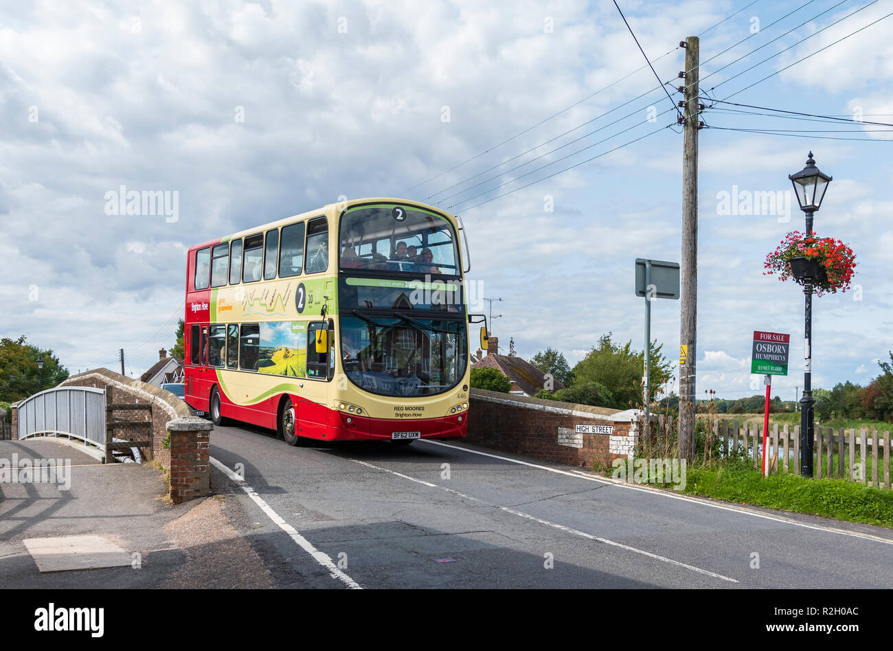 Brighton & Hove numéro 2 double decker bus allant sur un pont à l'Herm, West Sussex, Angleterre, Royaume-Uni. Banque D'Images