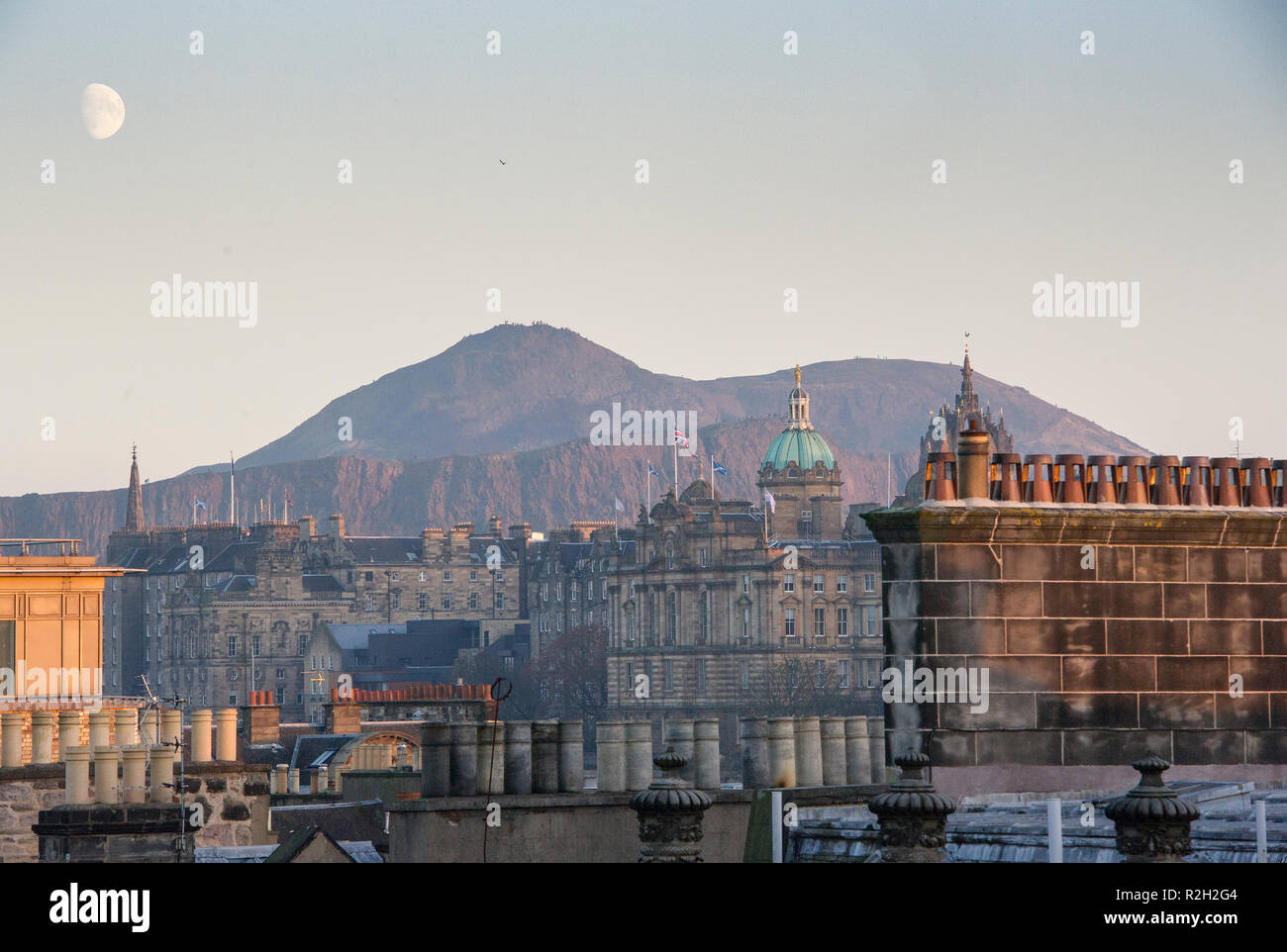 Vue sur le centre-ville d'Édimbourg les toits et la Banque d'Écosse, l'administration centrale sur le monticule, Édimbourg, Écosse. Banque D'Images