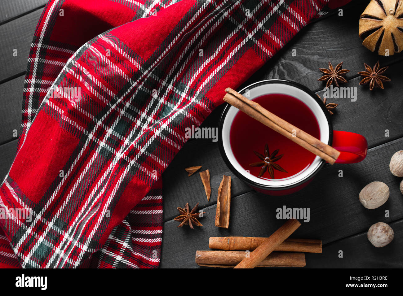 Verre de vin chaud à la cannelle et anis, vue du dessus Banque D'Images