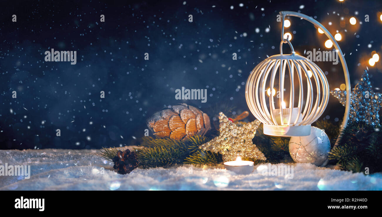 Noël lanterne sur la neige avec des décorations. Carte de nouvelle année Banque D'Images