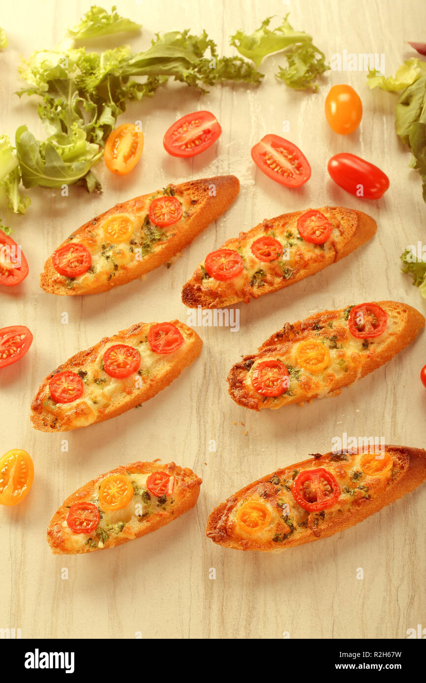 Pain grillé avec le fromage de tranches de tomate et letuce sur une pierre, Close up vintage view Banque D'Images