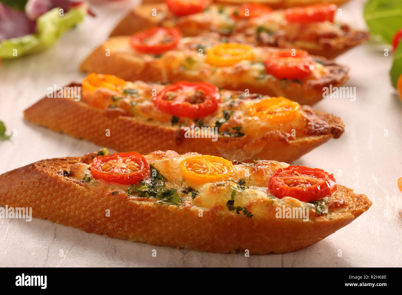 Pain grillé avec le fromage de tranches de tomate et letuce sur une carte de pierre Banque D'Images