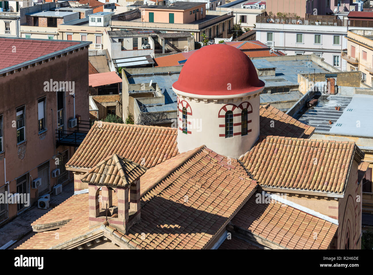 Vue sur le toit de l'église Chiesa degli Ottimati, également appelé Santa Maria Annunziata, est une église catholique romaine de Reggio de Calabre, Italie Banque D'Images