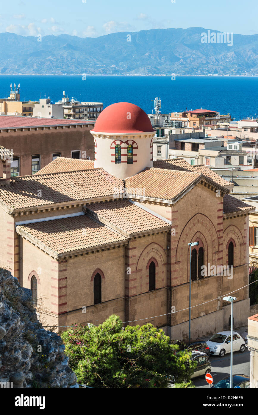 Reggio Calabria, Italie - 30 octobre 2017 : Vue aérienne de l'église Chiesa degli Ottimati et détroit de Messine entre Reggio di Calabria et Sicil Banque D'Images