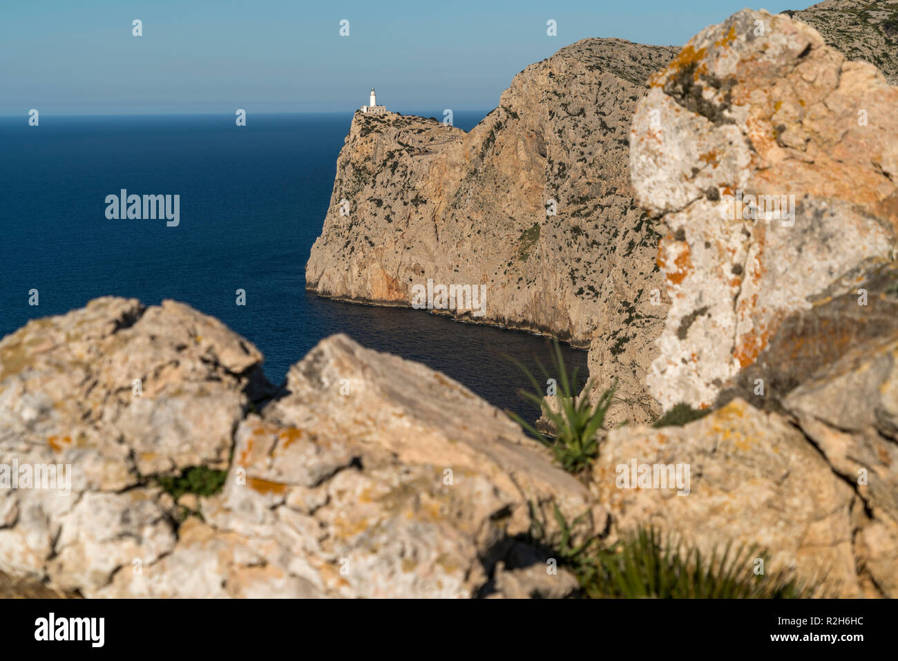 Leuchtturm loin de Formentor, Cap Formentor, Majorque, Baléares, Espagne | Lighthouse loin de Formentor, Cap de Formentor, Majorque, Îles Baléares Banque D'Images
