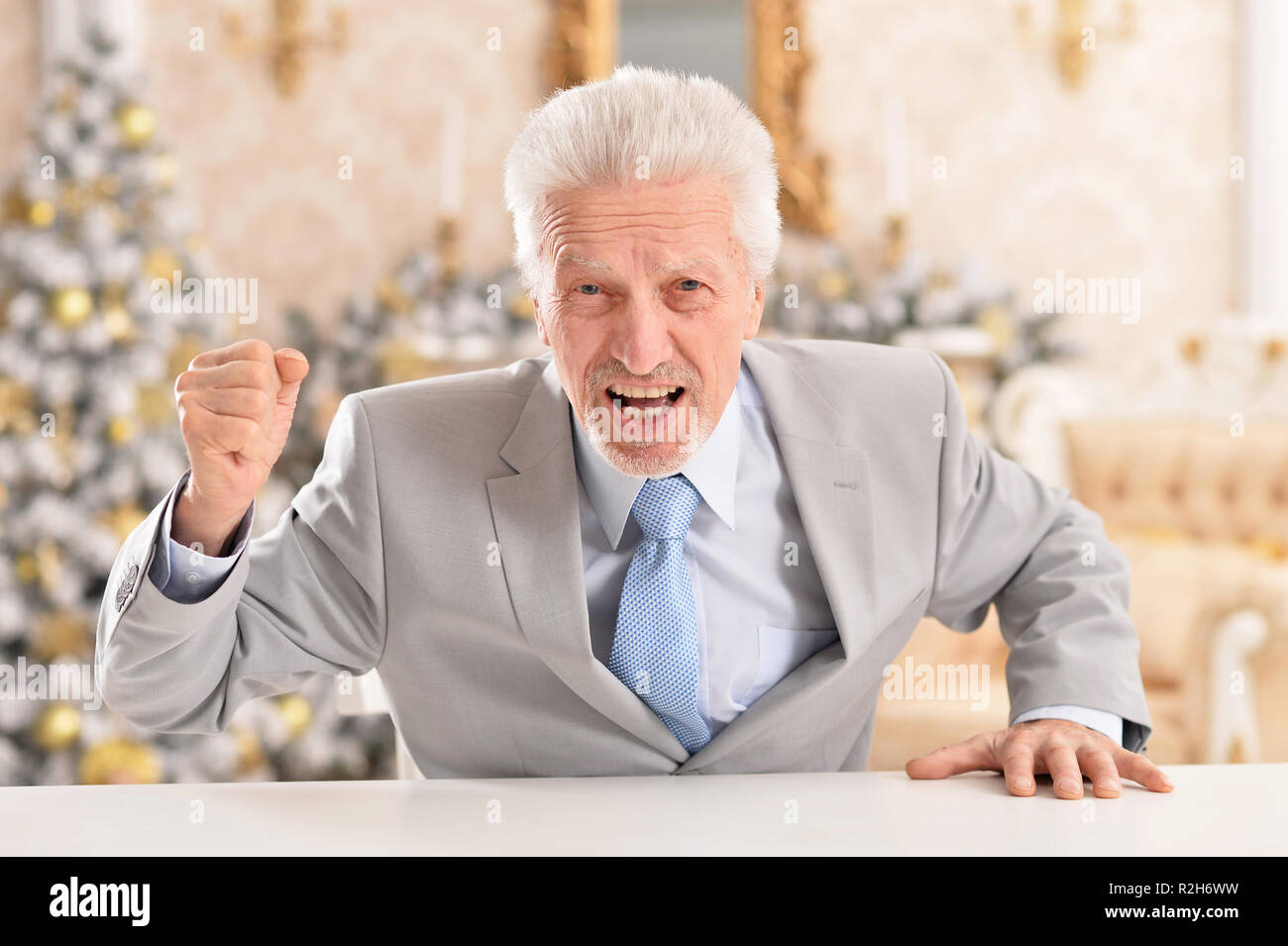 Portrait de senior businessman angry at table Banque D'Images