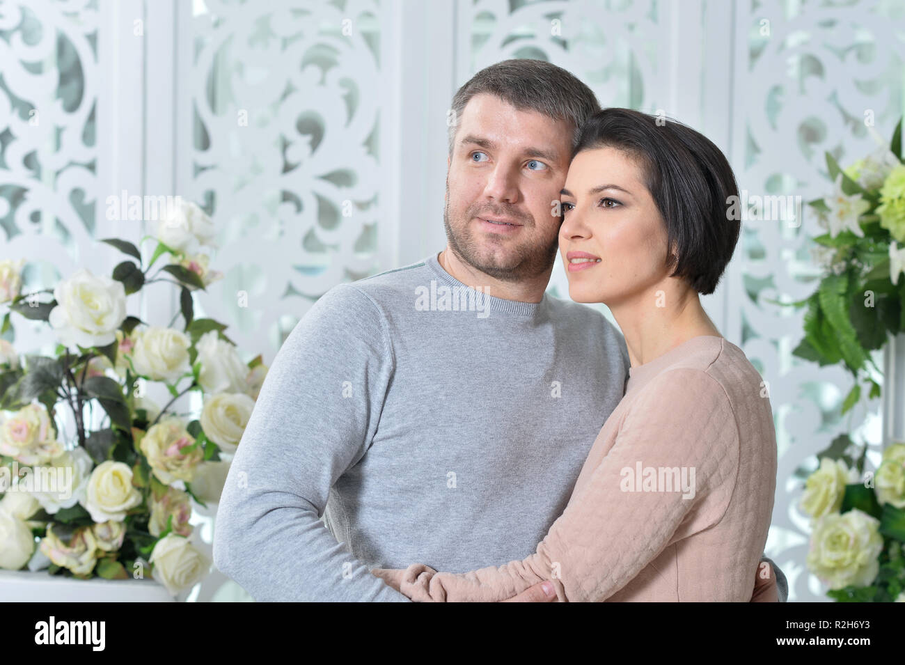 Portrait de belle un joli couple posing Banque D'Images