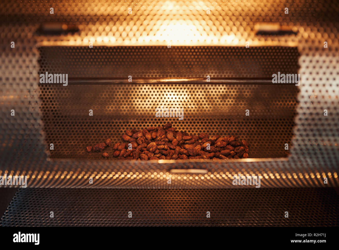 La torréfaction des fèves de cacao étant dans une fabrique de chocolat artisanale Banque D'Images