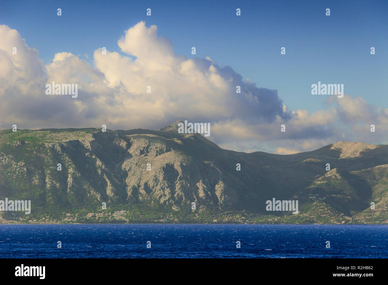 Vue panoramique sur le Pantokrator, la plus haute montagne sur l'île de Corfou, Grèce. Belle méditerranéenne côte grecque dans la mer ionienne. Banque D'Images