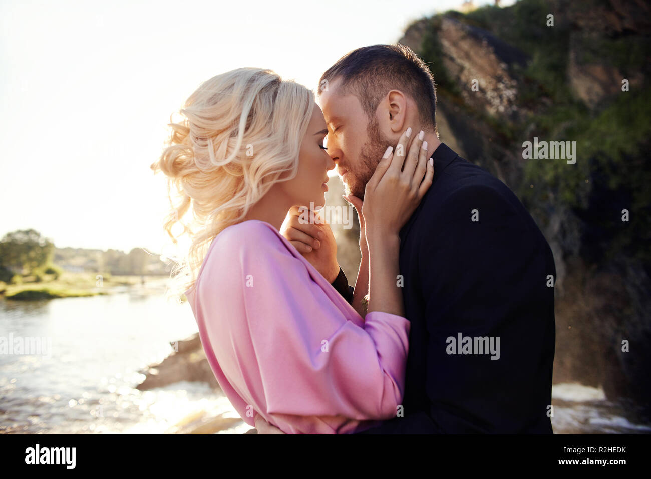 Portrait D Un Couple Dans L Amour Gros Plan Sur Une Belle Journee Ensoleillee Au Coucher Portrait D Un Couple Dans L Amour Gros Plan Sur Une Belle Journee Ensoleillee Au Coucher