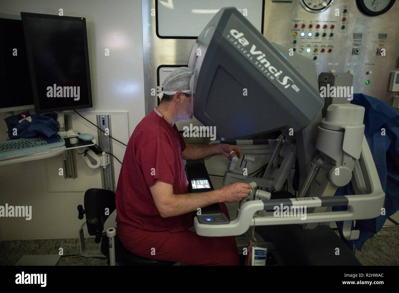 Chirurgien robotique robot da Vinci Xi l'exploitation d'une procédure chirurgicale de retrait d'une vessie à l'University College London Hospital, London, England, UK Banque D'Images