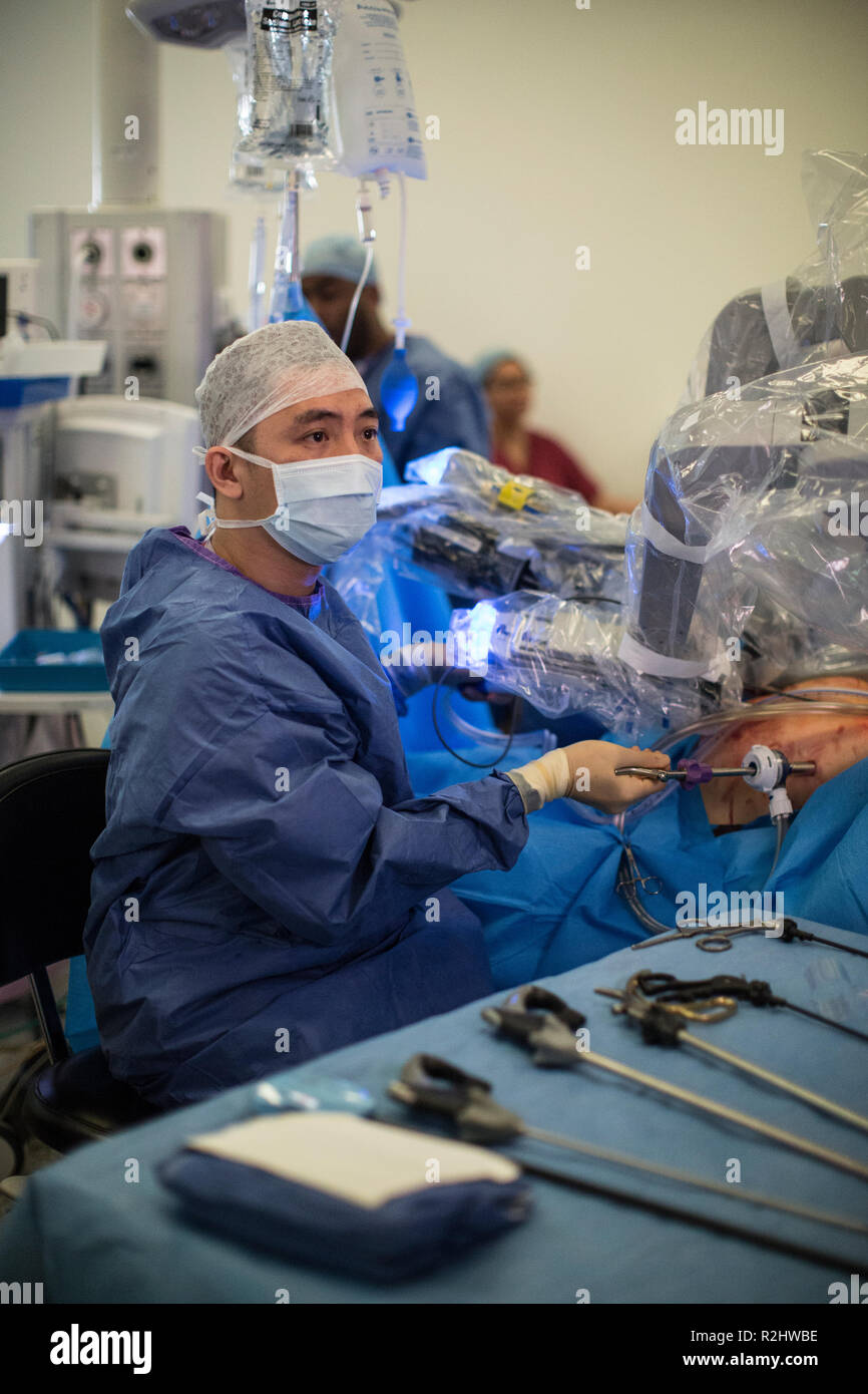 Chirurgien robotique robot da Vinci Xi l'exploitation d'une procédure chirurgicale de retrait d'une vessie à l'University College London Hospital, London, England, UK Banque D'Images