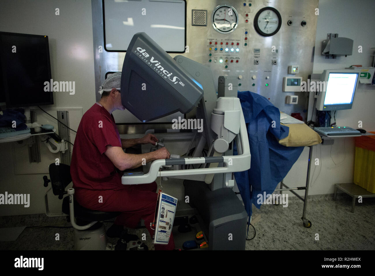 Chirurgien robotique robot da Vinci Xi l'exploitation d'une procédure chirurgicale de retrait d'une vessie à l'University College London Hospital, London, England, UK Banque D'Images