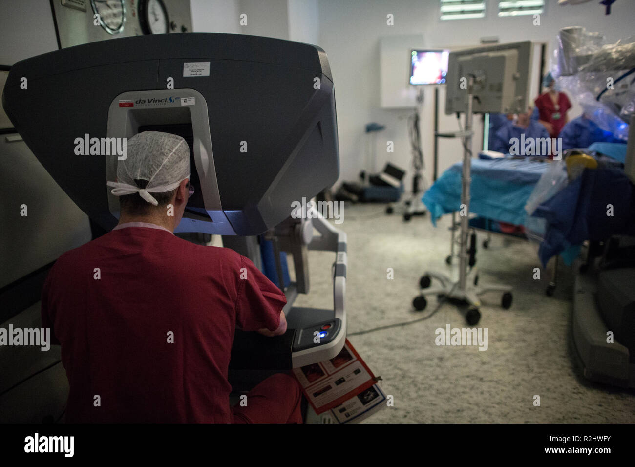 Chirurgien robotique robot da Vinci Xi l'exploitation d'une procédure chirurgicale de retrait d'une vessie à l'University College London Hospital, London, England, UK Banque D'Images